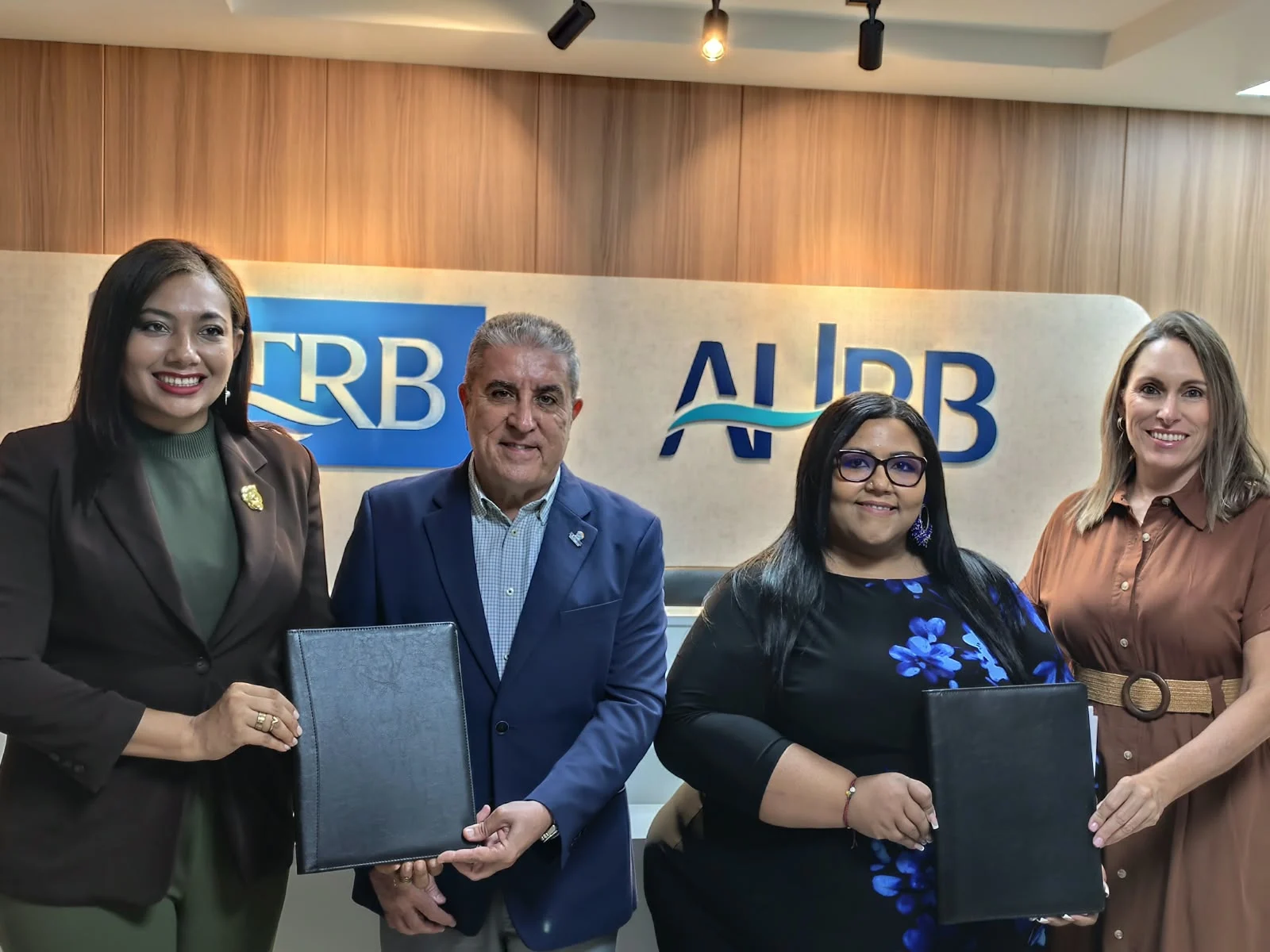 Sector turístico de La Romana y SODOMEDI firman acuerdos para fortalecer el periodismo digital