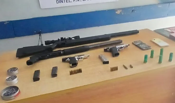 Apresan a ocho personas y ocupan armas y RD$636,000 durante allanamientos en Barahona