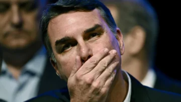 Una derrota, una fuga y una explosiva carta: ¿derrumbó Flávio Bolsonaro su capital político?