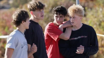 Un adolescente de 16 años mata a al menos 3 niños y un maestro en un tiroteo en una escuela primaria de Oregón Un adolescente de 16 años mata a al menos 3 niños y un maestro en un tiroteo en una escuela primaria de Oregón