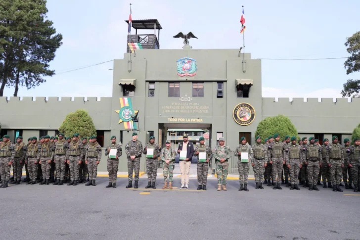 Ejército reconoce a cinco soldados que detuvieron a dos haitianos con más de RD$3 millones en Constanza