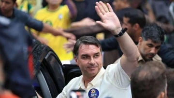 Flávio Bolsonaro denuncia el 