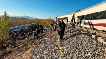 Qué se sabe del choque de dos trenes de alta velocidad en España que dejó decenas de muertos