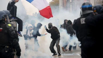 Casi 1.000 detenidos en Francia después de que miles de personas salieran a las calles a protestar Casi 1.000 detenidos en Francia después de que miles de personas salieran a las calles a protestar