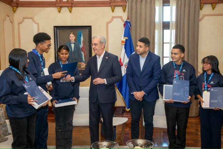 Abinader recibe a jóvenes dominicanos que rompieron récord mundial de lectura