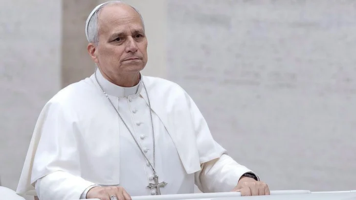 Los médicos del Papa informan que camina y se recupera 
