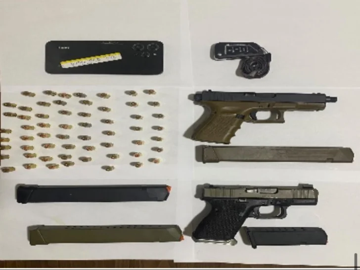 Apresan a dos hombres con 12 registros policiales y les ocupan armas ilegales en El Factor