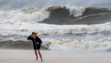 Isaías toca tierra en las costas de Florida como huracán de categoría 2 y se debilita en su avance por el sureste de EE.UU.