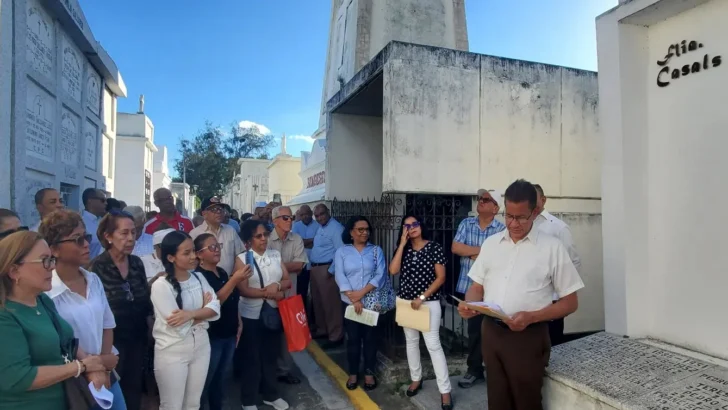 Un cementerio de Santiago se convierte en ruta para descubrir a sus poetas
