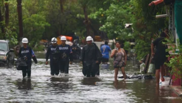 La costa del Pacífico de México se enfrenta a los efectos del poderoso huracán Simon