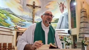 Un sacerdote muere tras caerle encima un enorme crucifijo durante una misa que estaba transmitiendo en vivo en Ecuador