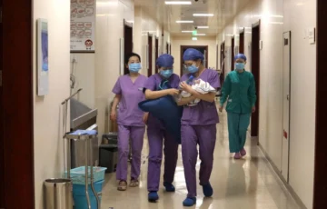 Chinas recurren a madres sustitutas para evitar “penalización de la maternidad”