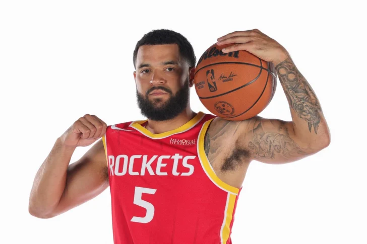  HOUSTON, TEXAS - SEPTEMBER 22: Fred VanVleet, con el número 5 de los Houston Rockets, posa durante el día de atención a los medios en el Hilton Americas-Houston el 22 de septiembre de 2026 en Houston, Texas. Alex Slitz/Getty Images/AFP (Foto de Alex Slitz / GETTY IMAGES NORTH AMERICA / Getty Images vía AFP)