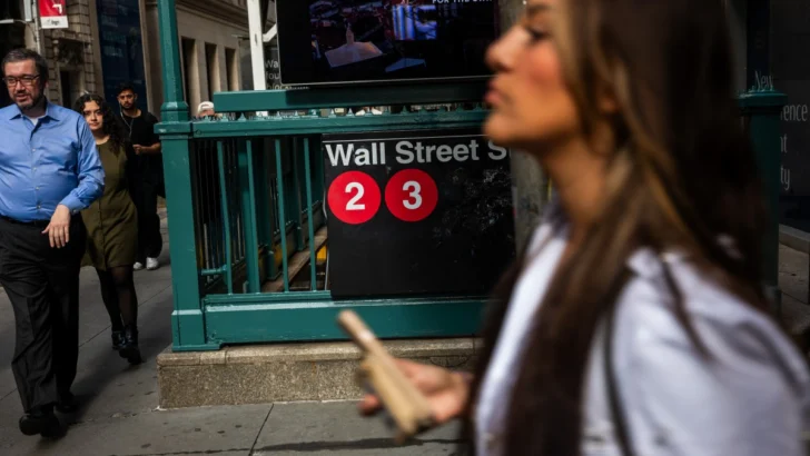 Wall Street cierra al alza e intenta resistir a preocupaciones sobre la IA