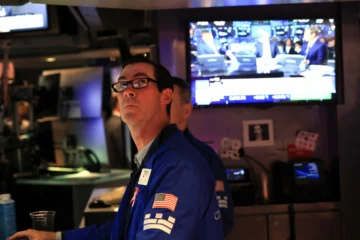 Wall Street cierra verde tras semana volátil marcada por alza del rendimiento de la deuda