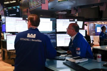 Wall Street cierra mixto por subida del petróleo y dato de inflación