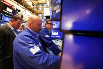 Wall Street cierra en rojo tras récord de los bonos del Tesoro de EEUU