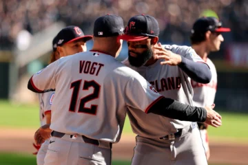 MLB: Los Guardianes aplastan a los Medias Blancas y sobreviven en los playoffs