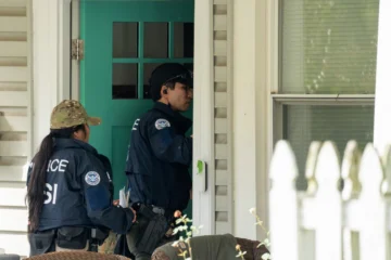 Agentes federales registran casa de congresista demócrata crítica de Trump