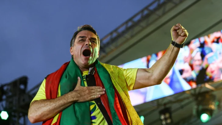 Qué se sabe de la fuga de Flávio Bolsonaro: un viaje envuelto en misterio y desinformación Qué se sabe de la fuga de Flávio Bolsonaro: un viaje envuelto en misterio y desinformación