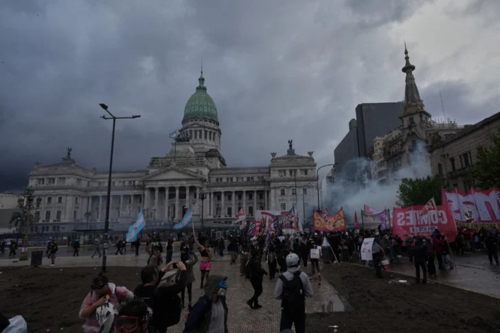  BUENOS AIRES, ARGENTINA - OCTUBRE 2026: Manifestantes se enfrentan a las fuerzas de seguridad durante una protesta masiva en Buenos Aires, Argentina, el 15 de octubre de 2026, para exigir la implementación de la Ley de Financiamiento Universitario y rechazar la ley de venta de tierras. Miles de personas salieron a las calles en contra de las políticas de austeridad del gobierno de Milei. (Foto de Luciano Gonzalez / Anadolu vía AFP)
