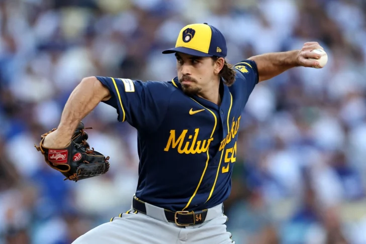 LOS ÁNGELES, CALIFORNIA - 14 DE OCTUBRE: Robert Gasser, con el número 54, de los Milwaukee Brewers, lanza contra los Los Angeles Dodgers en el tercer partido de la Serie de Campeonato de la Liga Nacional, en el Dodger Stadium, el 14 de octubre de 2026 en Los Ángeles, California. Luke Hales/Getty Images/AFP (Foto de Luke Hales / GETTY IMAGES NORTH AMERICA / Getty Images vía AFP) LOS ÁNGELES, CALIFORNIA - 14 DE OCTUBRE: Robert Gasser, con el número 54, de los Milwaukee Brewers, lanza contra los Los Angeles Dodgers en el tercer partido de la Serie de Campeonato de la Liga Nacional, en el Dodger Stadium, el 14 de octubre de 2026 en Los Ángeles, California. Luke Hales/Getty Images/AFP (Foto de Luke Hales / GETTY IMAGES NORTH AMERICA / Getty Images vía AFP)