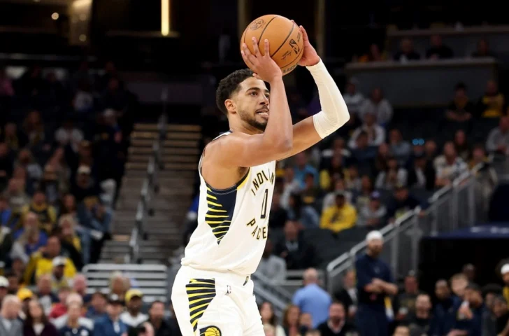  Tyrese Haliburton, del equipo Indiana Pacers (n.º 0), lanza el balón mientras es defendido por Jaime Jaquez Jr., de los Milwaukee Bucks (n.º 24), en el Gainbridge Fieldhouse el 16 de octubre de 2026 en Indianapolis, Indiana. (Photo by ANDY LYONS / GETTY IMAGES NORTH AMERICA / Getty Images via AFP)