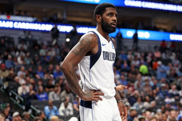  Kyrie Irving, del número 11 de los Dallas Mavericks, espera un tiro libre contra los Atlanta Hawks durante un partido de pretemporada en el American Airlines Center, el 16 de octubre de 2026, en Dallas, Texas. (Photo by Stacy Revere / GETTY IMAGES NORTH AMERICA / Getty Images via AFP)