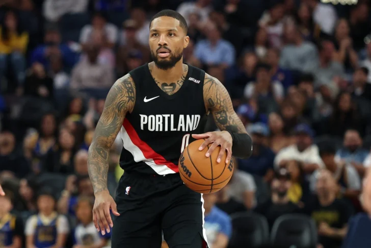  Damian Lillard, con el número 0 de los Portland Trail Blazers, bota el balón frente a los Golden State Warriors durante un partido de pretemporada en el Chase Center, el 16 de octubre de 2026, en San Francisco, California. (Photo by EZRA SHAW / GETTY IMAGES NORTH AMERICA / Getty Images via AFP)