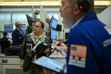 Wall Street cierra mixto y el Nasdaq baja 0,02 %, pendiente de resultados trimestrales