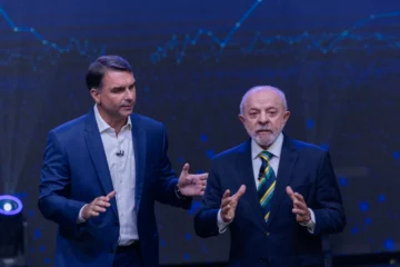 Lula supera a Flávio Bolsonaro con la mitad de los votos escrutados en Brasil Lula supera a Flávio Bolsonaro con la mitad de los votos escrutados en Brasil