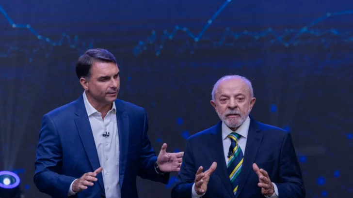 Lula supera a Flávio Bolsonaro con la mitad de los votos escrutados en Brasil