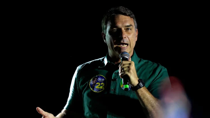 Flávio Bolsonaro se fuga a Estados Unidos, según varios medios brasileños Flávio Bolsonaro se fuga a Estados Unidos, según varios medios brasileños