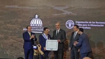 Abinader condecora al director general de la FAO por sus aportes a la seguridad alimentaria