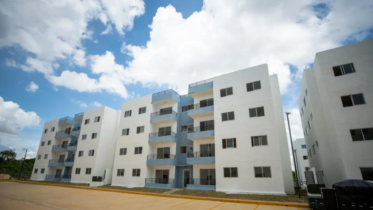 Abinader entrega 224 apartamentos en San Antonio de Guerra; proyecto contempla 976 viviendas
