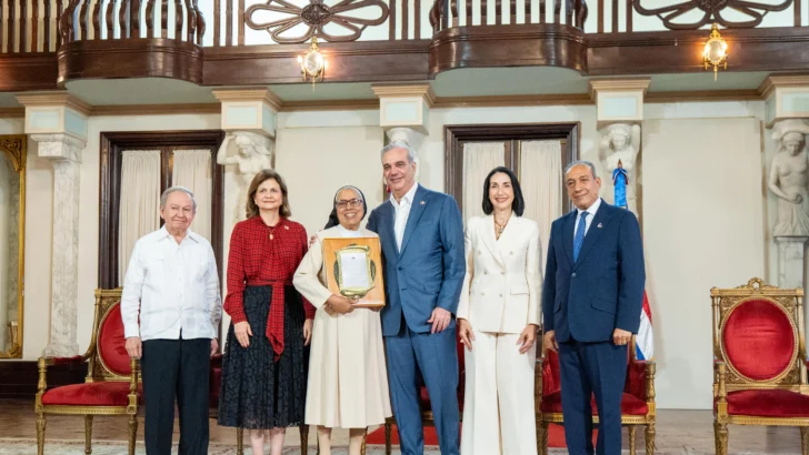 Abinader entrega premios a Ellis Pérez y al Hogar de Ancianos Nuestra Señora del Carmen de Higüey
