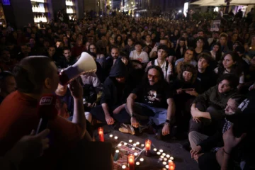 Acampados en Madrid llevan su protesta tras muerte de Maricarmen hacia el Congreso