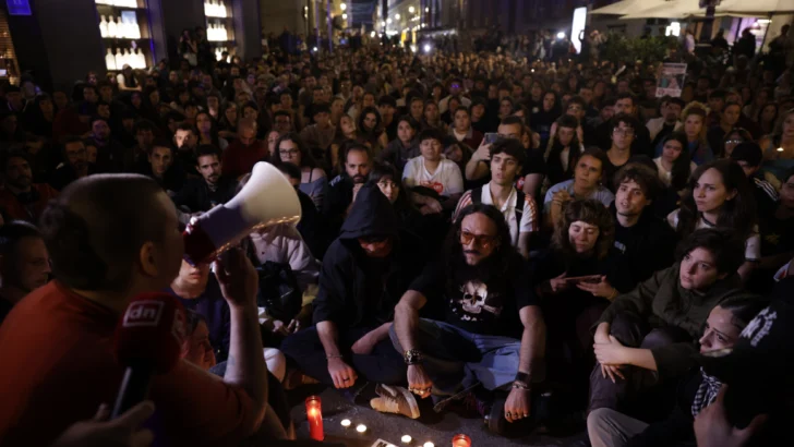 Acampados en Madrid llevan su protesta tras muerte de Maricarmen hacia el Congreso