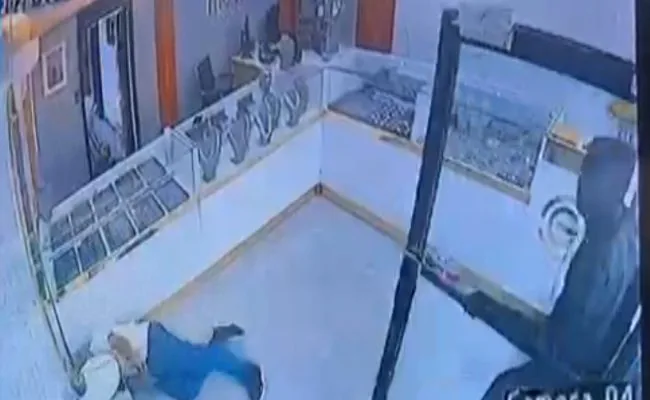 Frustran asalto a joyería en Villa Juana; vigilante resulta herido de bala