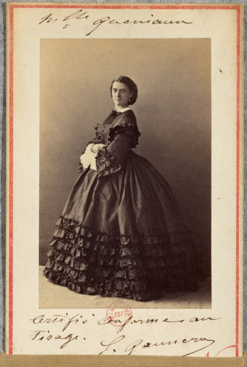 Constance-Queniaux-photographiee-par-P.-E.-Pesme-491x728