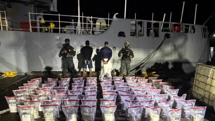 Interceptan narcolancha en Baní con 389 paquetes de presunta cocaína; detienen a dos dominicanos