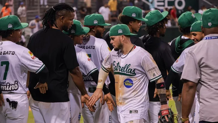 Estrellas derrotan 8-3 al Licey y provocan empate en el liderato de LIDOM