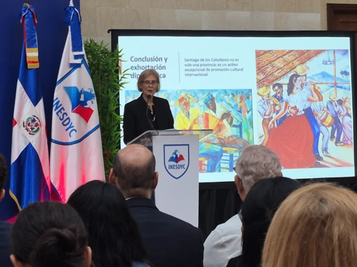 Destacan potencial cultural y turístico de Santiago durante conferencia ante diplomáticos en el INESDYC