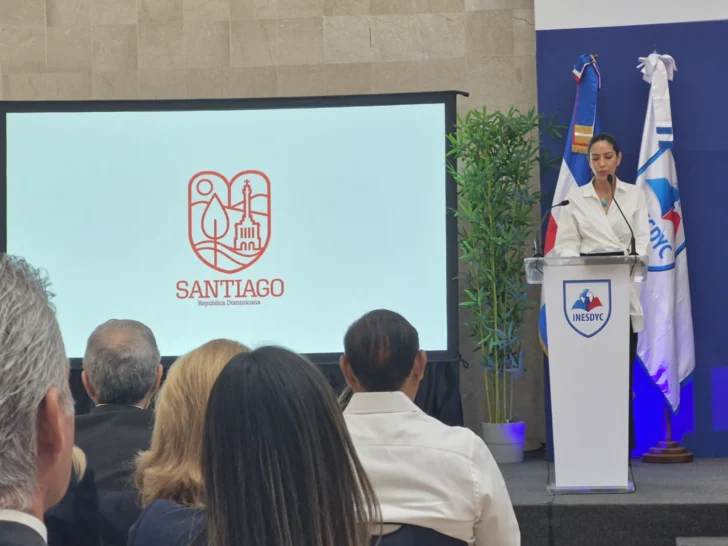 Destacan potencial cultural y turístico de Santiago durante conferencia ante diplomáticos en el INESDYC