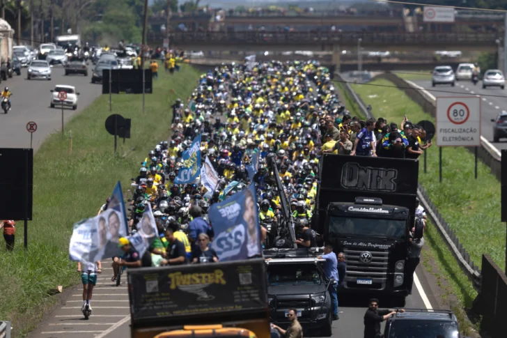 Flavio-Bolsonaro-impulsa-campana-con-caravana-en-Sao-Paulo-1-728x485