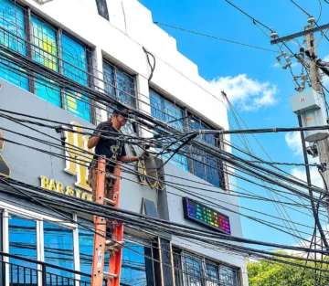 Hombre es detenido mientras realizaba una conexión eléctrica ilegal en Herrera