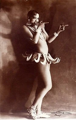 Fotografia-de-Josephine-Baker-con-la-falda-de-bananas-en-La-Folie-di-Jour.-Paris-1926.-Biblioteca-Nacional-de-Francia