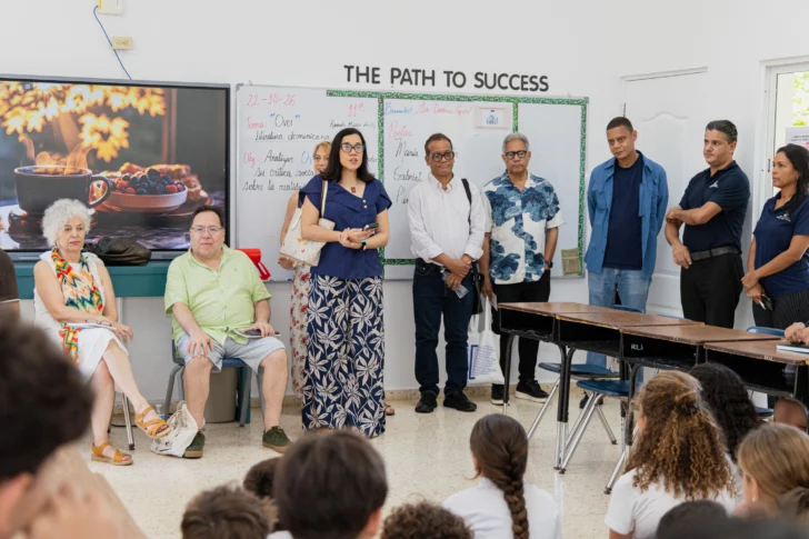 Poetas internacionales comparten sus obras con estudiantes de Punta Cana