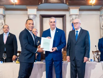 Gobierno construye nueve cárceles a la vez