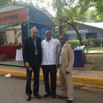  Juan Byron Carty, junto con el poeta Mateo Morrison y Julio Cuevas.